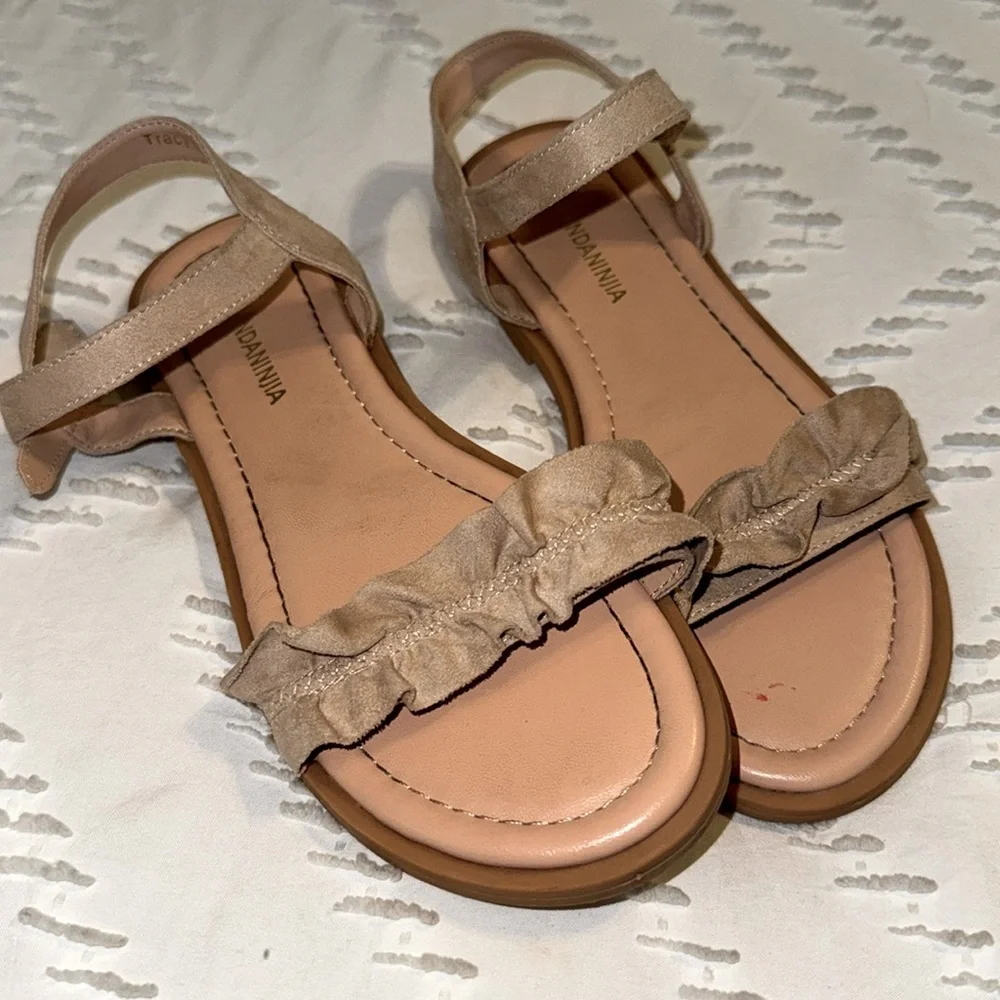 EUC Girls Beige Tan Sandals Open Toe Ruffles Dress Summer Size 2 Ankle Strap